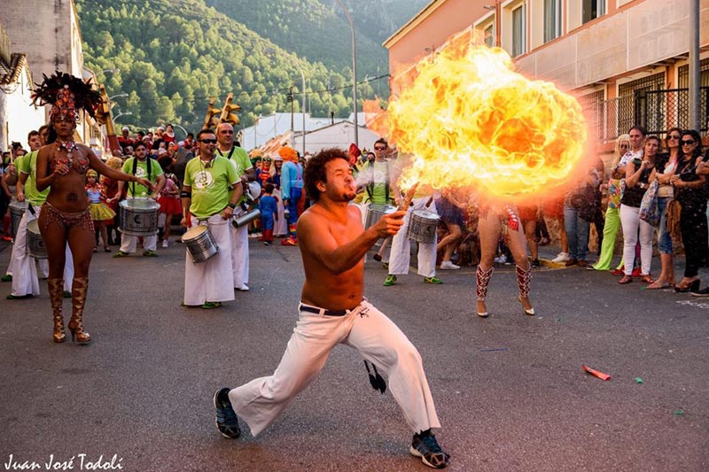 Artista realizando espectáculo de fuego