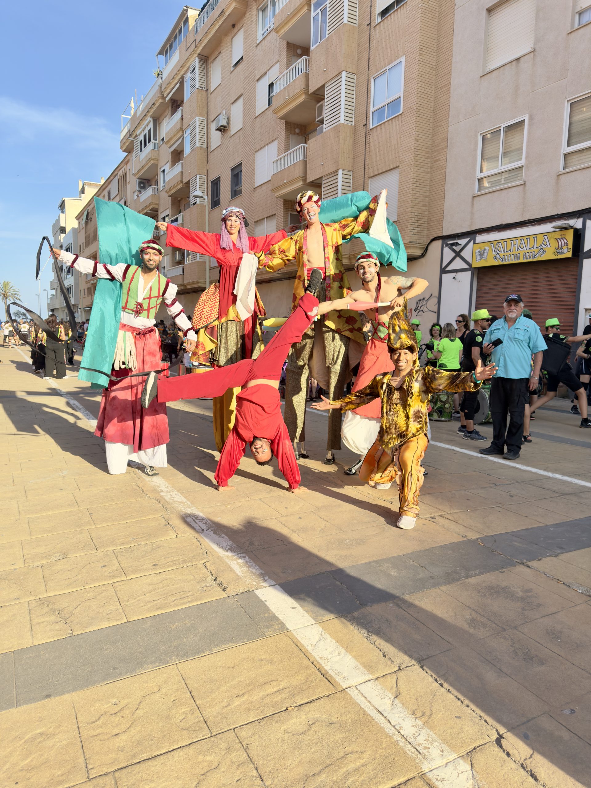 Zancudos animando un pasacalles